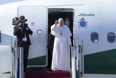 Papież Franciszek na lotnisku w Budapeszcie we wrześniu 2021 roku.