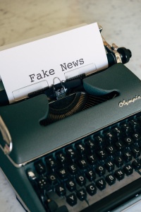 Maszyna do pisania i dwa wyrazy: "Fake News"