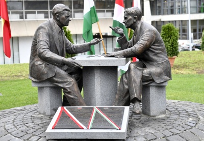 Flaga polski znicze i kwiaty przy pomniku w Budapeszcie