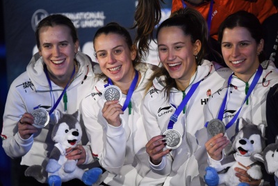 Węgierskie zawodniczki pozują do zdjęcia ze srebrnymi medalami w dłoniach