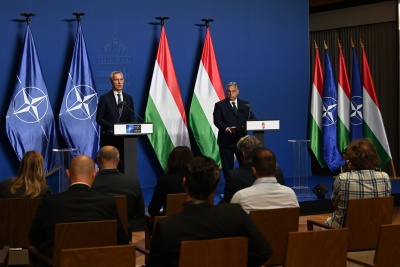 Sekretarz generalny NATO Jens Stoltenberg (z lewej) oraz węgierski premier Viktor Orbán podczas środowej konferencji prasowej po rozmowach w Budapeszcie. 