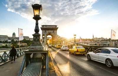 Samochody na moście w Budapeszcie. 