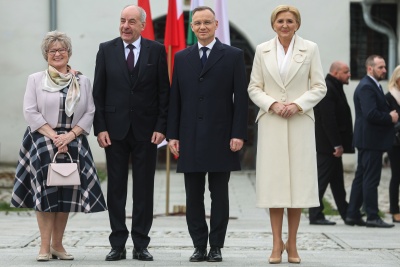  Prezydent Andrzej Duda oraz prezydent Węgier Tamas Sulyok (drugi z lewej) z małżonkami: Agatą Kornhauser-Dudą (pierwsza z prawej) oraz Zsuzsanną Nagy (pierwsza z lewej) podczas ceremonii powitania na Dziedzińcu Centrum Kultury i Sztuki w Starym Sączu, 22 marca 2024 roku