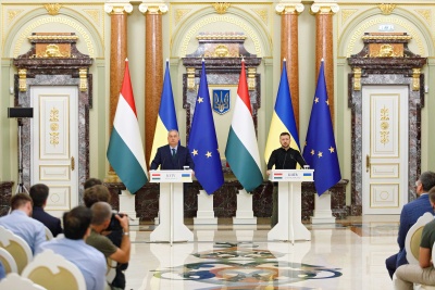 Prezydent Ukrainy Wołodymyr Zełenski (po prawej) i szef węgierskiego rządu Viktor Orbán na wspólnej konferencji prasowej w ukraińskiej stolicy