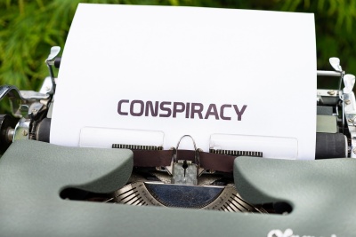 maszyna do pisania z kartką z napisem Conspiracy